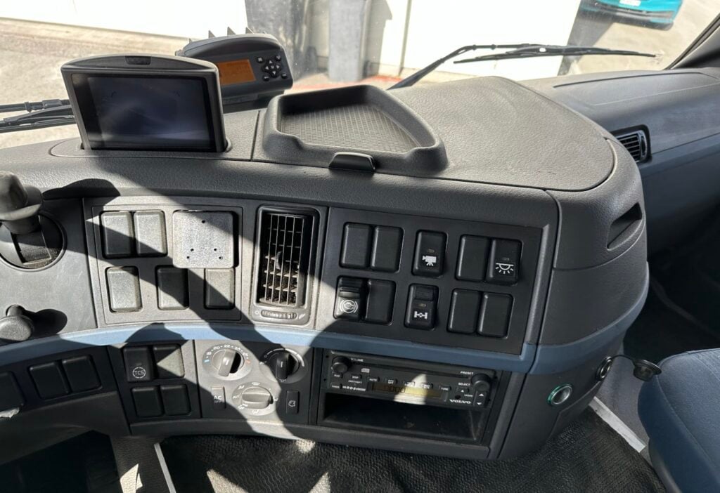 2006 Volvo FM-300 4x2R Kasten mit HB