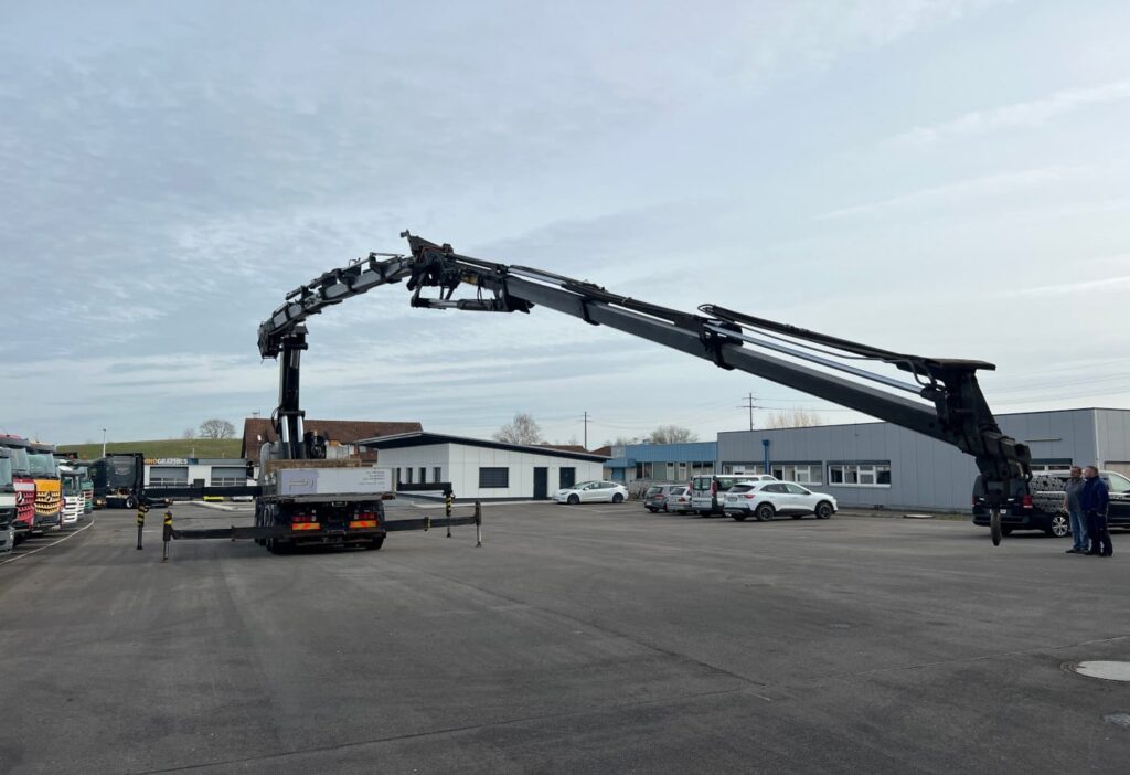 (D) 2001 Scania P124CB 8x4*6 Effer 920/6S JIB 4S+Winde
