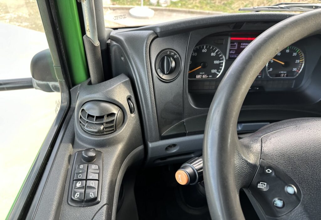2012 MB-Axor 1833 4x2 Kühlkoffer / HB