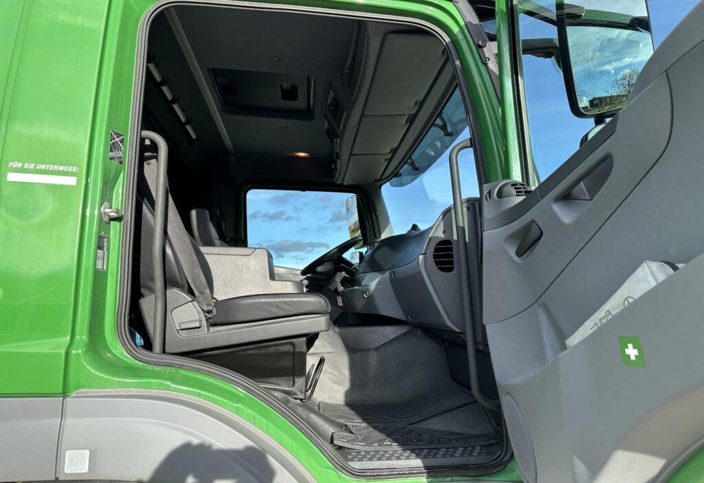 2012 MB-Axor 1833 4x2 Kühlkoffer / HB