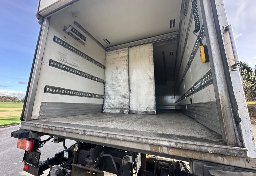 2012 MB-Axor 1833 4x2 Kühlkoffer / HB