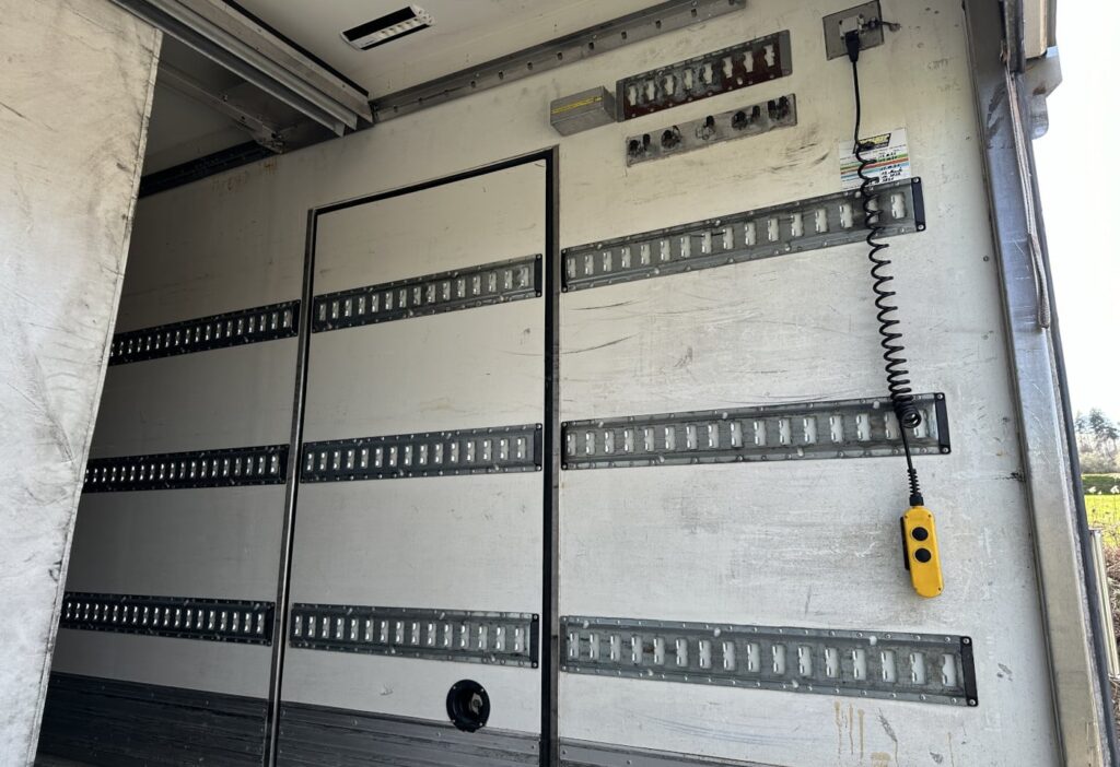2012 MB-Axor 1833 4x2 Kühlkoffer / HB