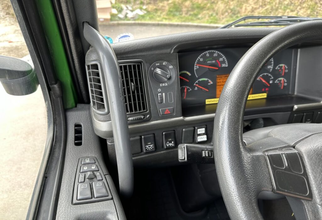 2004 Volvo FM-340 4x2 Kasten / HB