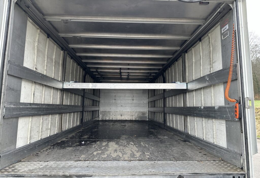 2004 Volvo FM-340 4x2 Kasten / HB