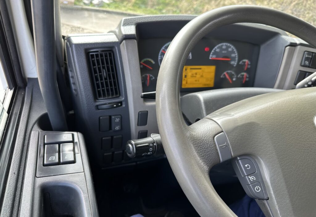 (D) 2008 Volvo FE-320 4x2R Brücke mit Kran