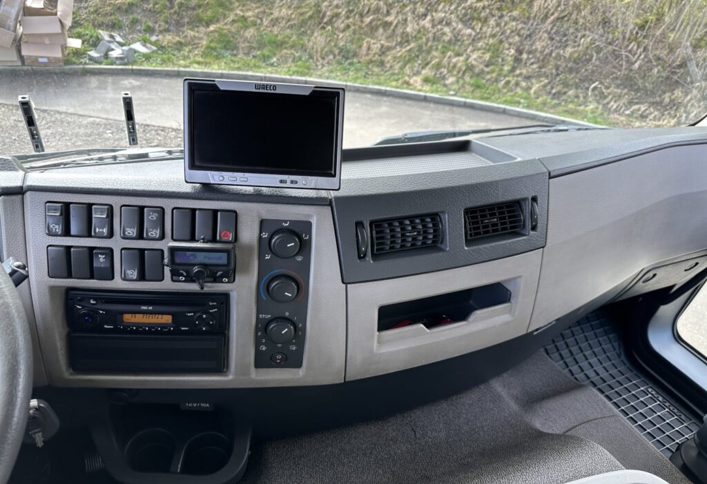 (D) 2008 Volvo FE-320 4x2R Brücke mit Kran