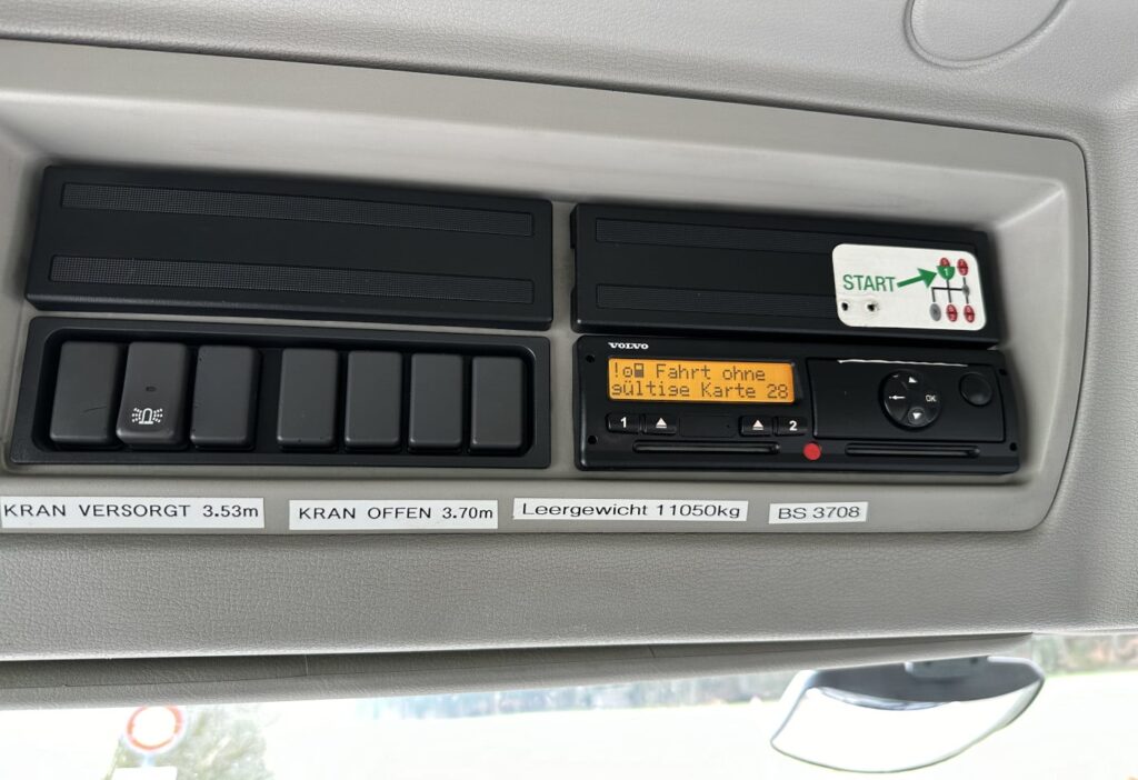 (D) 2008 Volvo FE-320 4x2R Brücke mit Kran