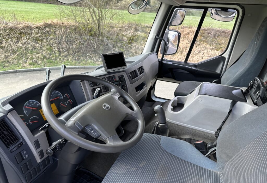 (D) 2008 Volvo FE-320 4x2R Brücke mit Kran