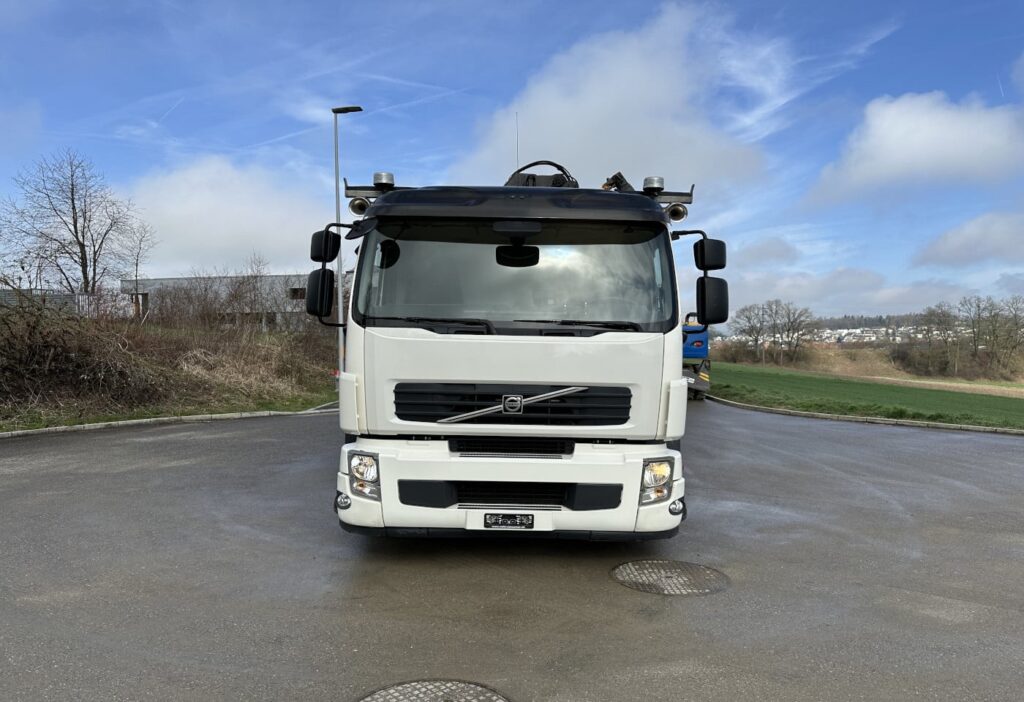 (D) 2008 Volvo FE-320 4x2R Brücke mit Kran