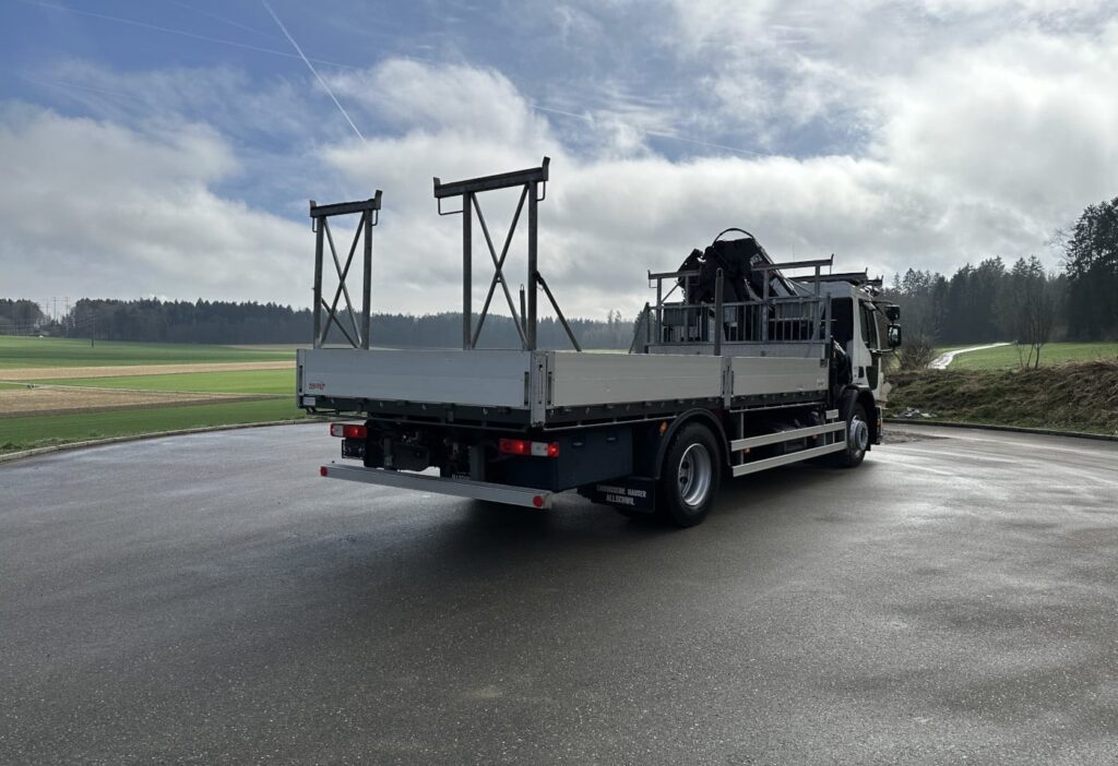 (D) 2008 Volvo FE-320 4x2R Brücke mit Kran