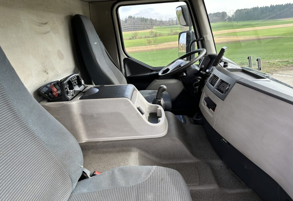 (D) 2008 Volvo FE-320 4x2R Brücke mit Kran