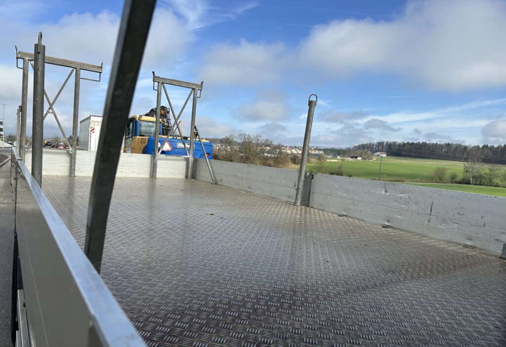 (D) 2008 Volvo FE-320 4x2R Brücke mit Kran
