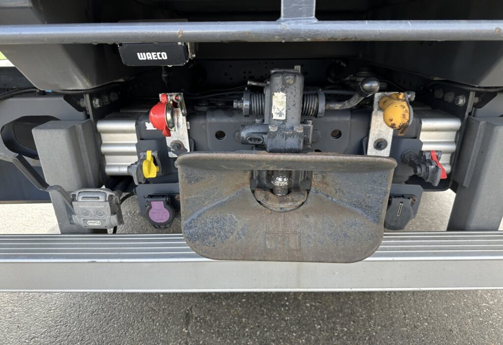 (D) 2008 Volvo FE-320 4x2R Brücke mit Kran