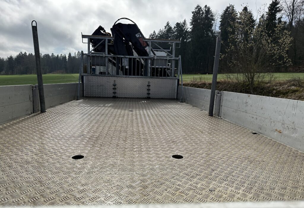 (D) 2008 Volvo FE-320 4x2R Brücke mit Kran