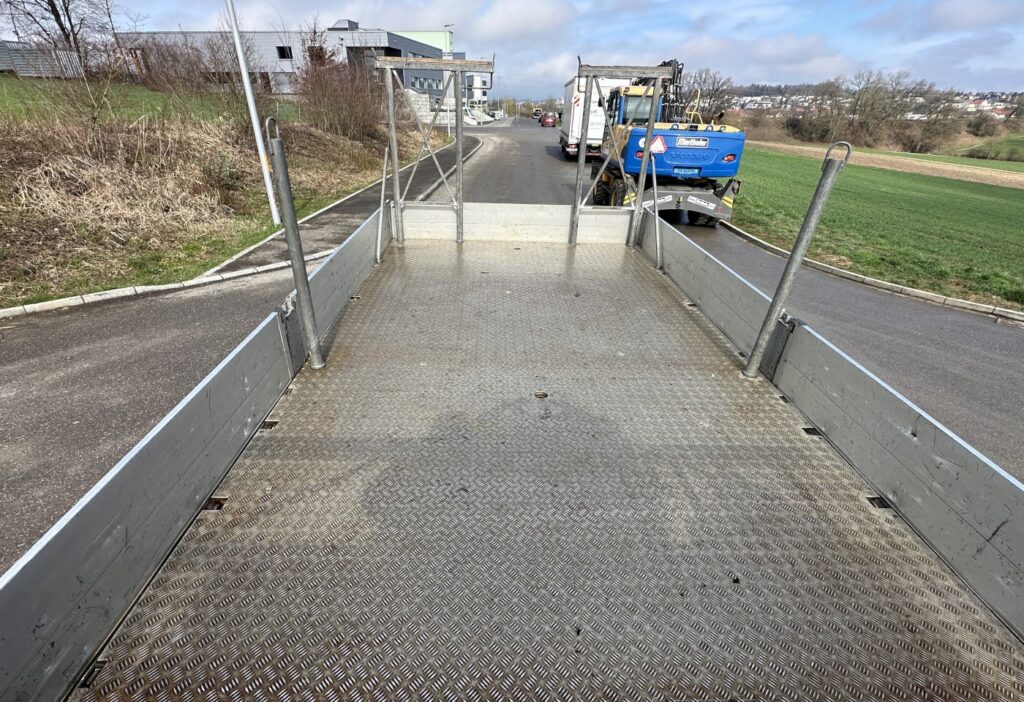 (D) 2008 Volvo FE-320 4x2R Brücke mit Kran