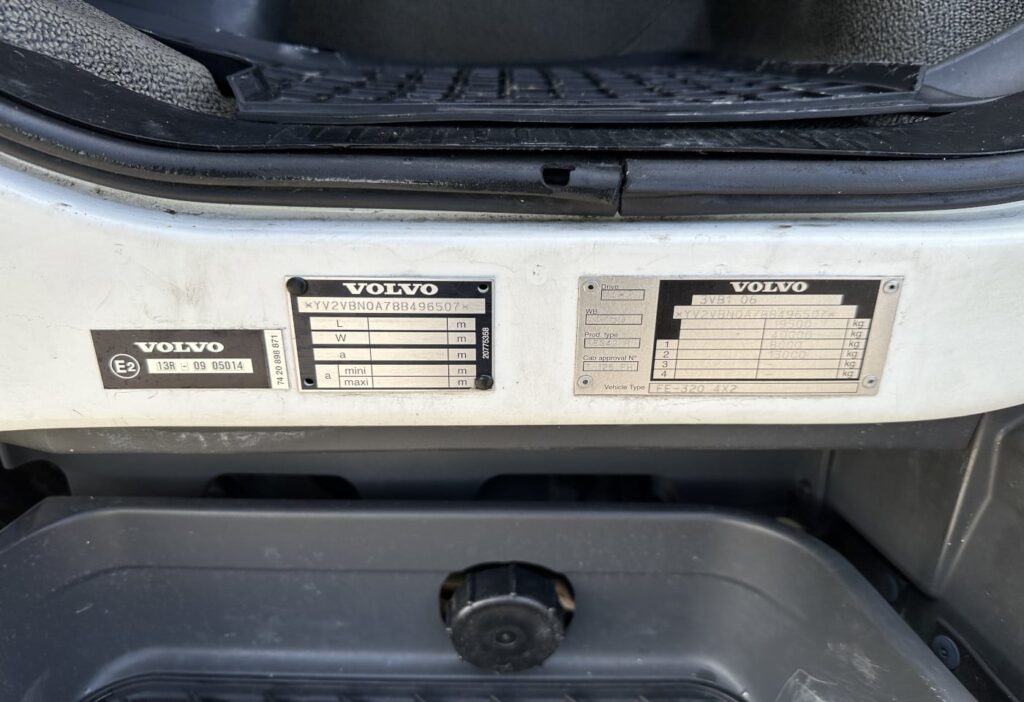 (D) 2008 Volvo FE-320 4x2R Brücke mit Kran