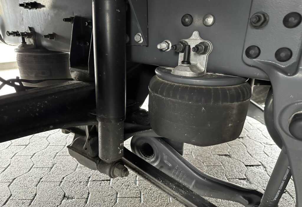 2023 Volvo FM-500 6x2R Brücke