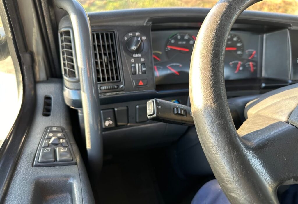 2011 Volvo FH-420 8x4R Silo