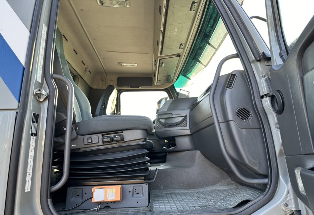 2011 Volvo FH-420 8x4R Silo