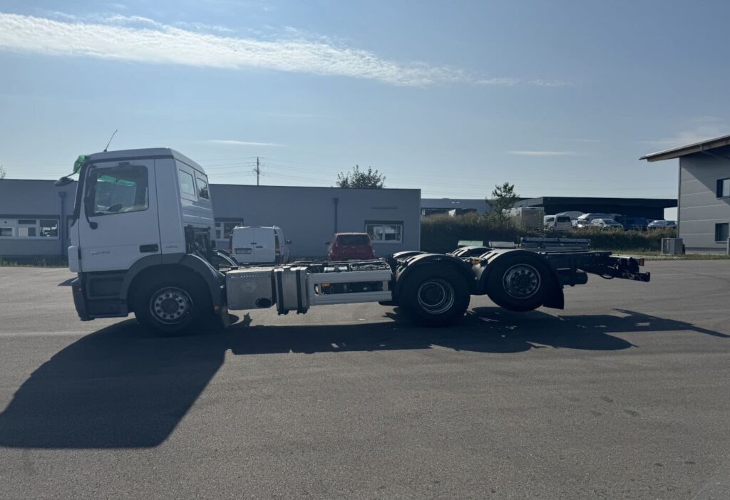 (D) 2006 Mercedes-Benz Actros 2544 Chassis-Kabine