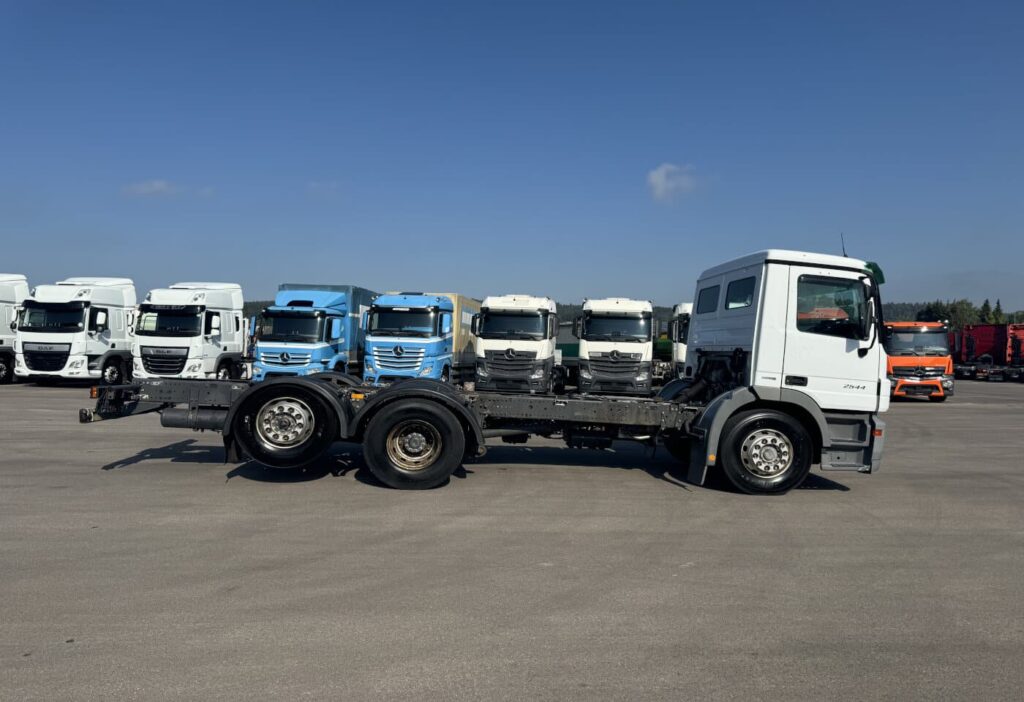 (D) 2006 Mercedes-Benz Actros 2544 Chassis-Kabine