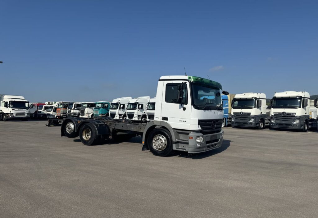(D) 2006 Mercedes-Benz Actros 2544 Chassis-Kabine