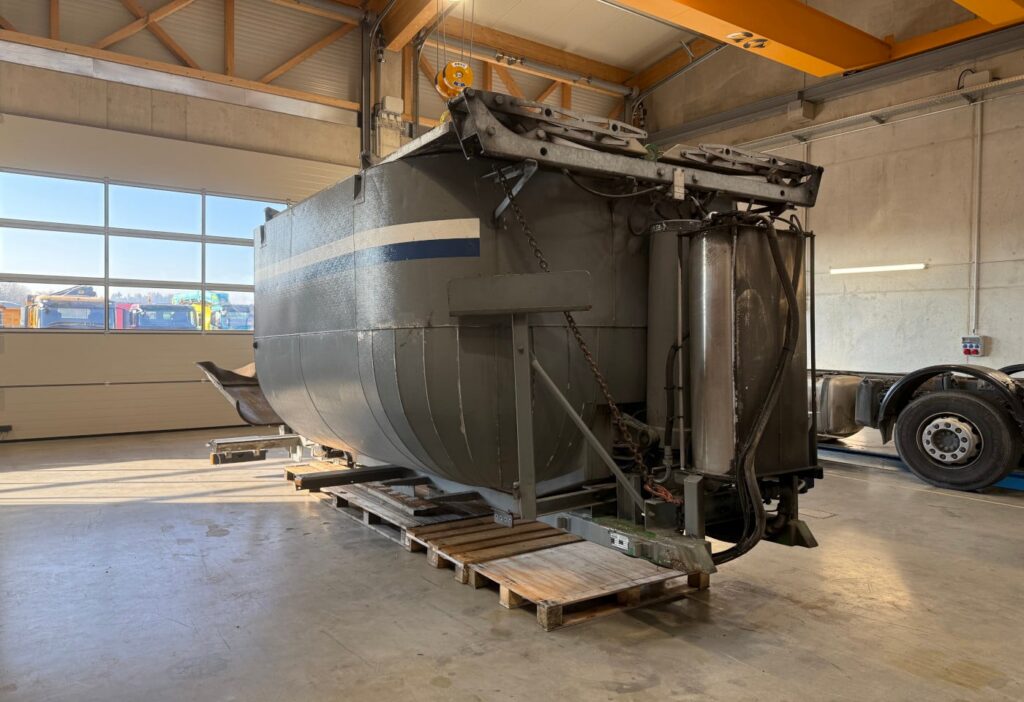 2011 Peter Betonsilo isoliert mit Deckel