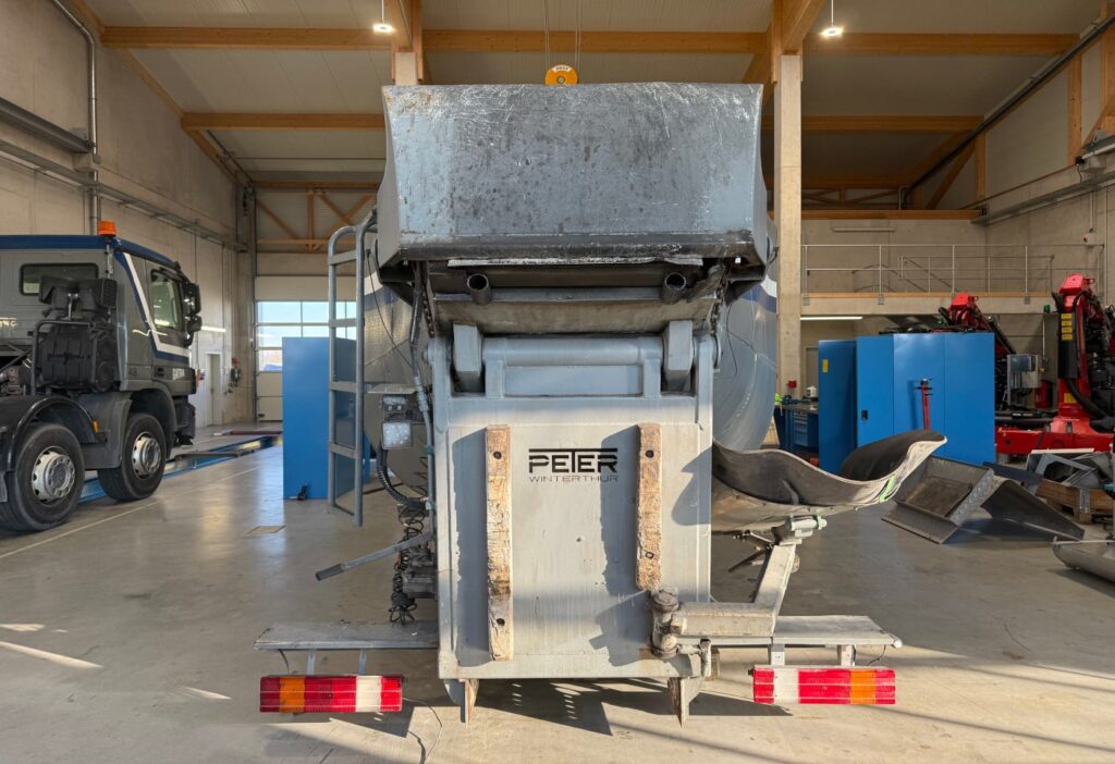 2011 Peter Betonsilo isoliert mit Deckel