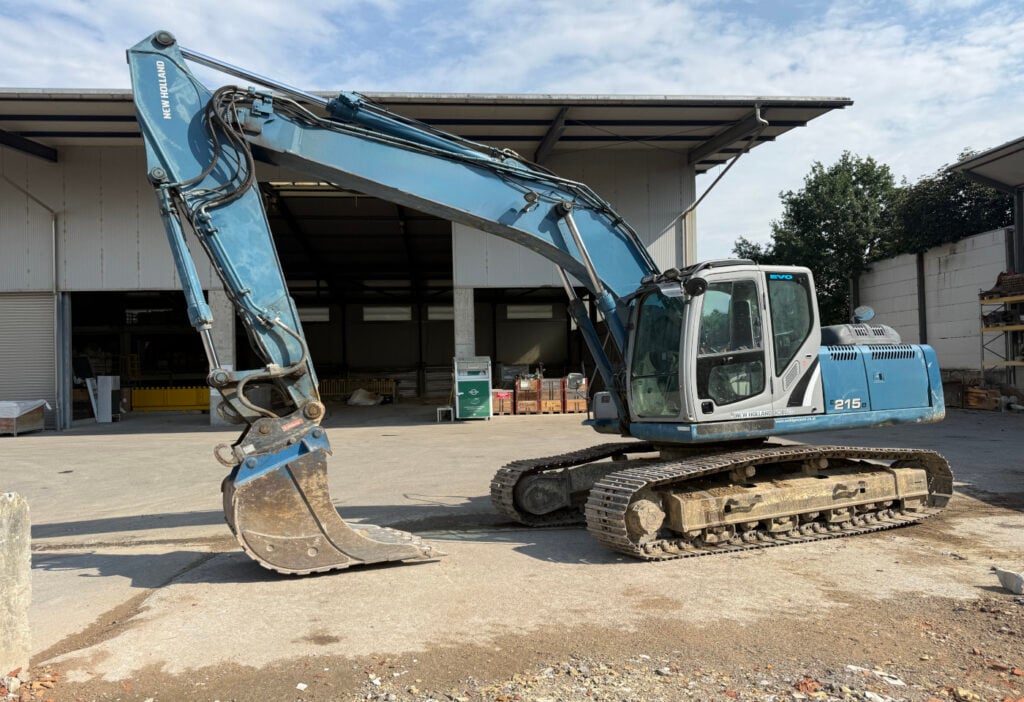 2010 New Holland E-215B Bagger