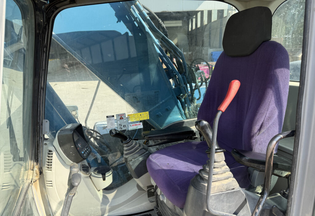 2010 New Holland E-215B Bagger