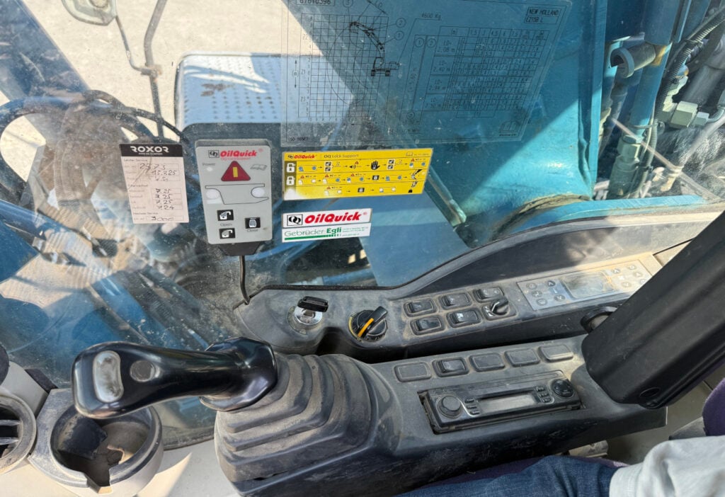 2010 New Holland E-215B Bagger