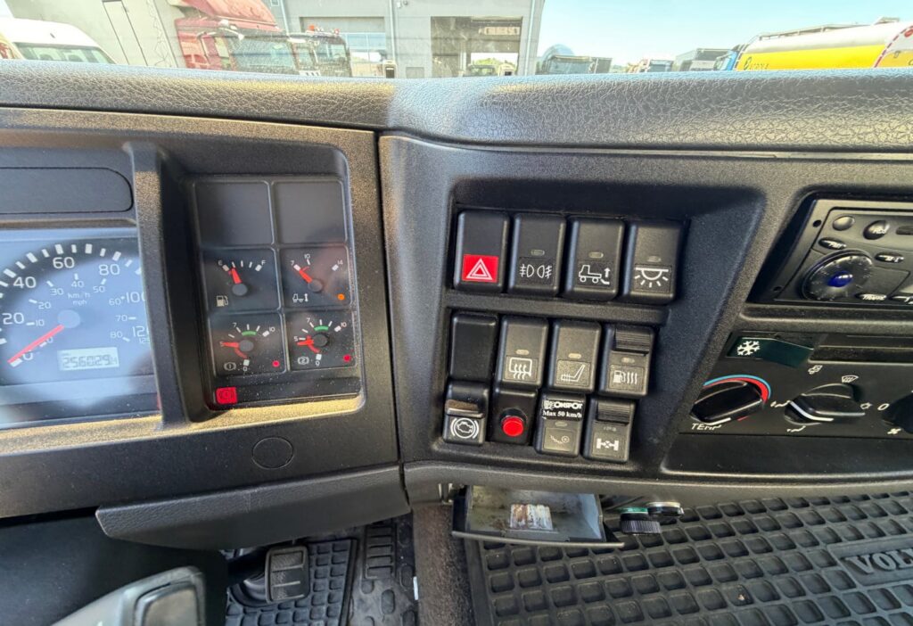 2004 Volvo FL6H-250 4x2 Koffer/HB