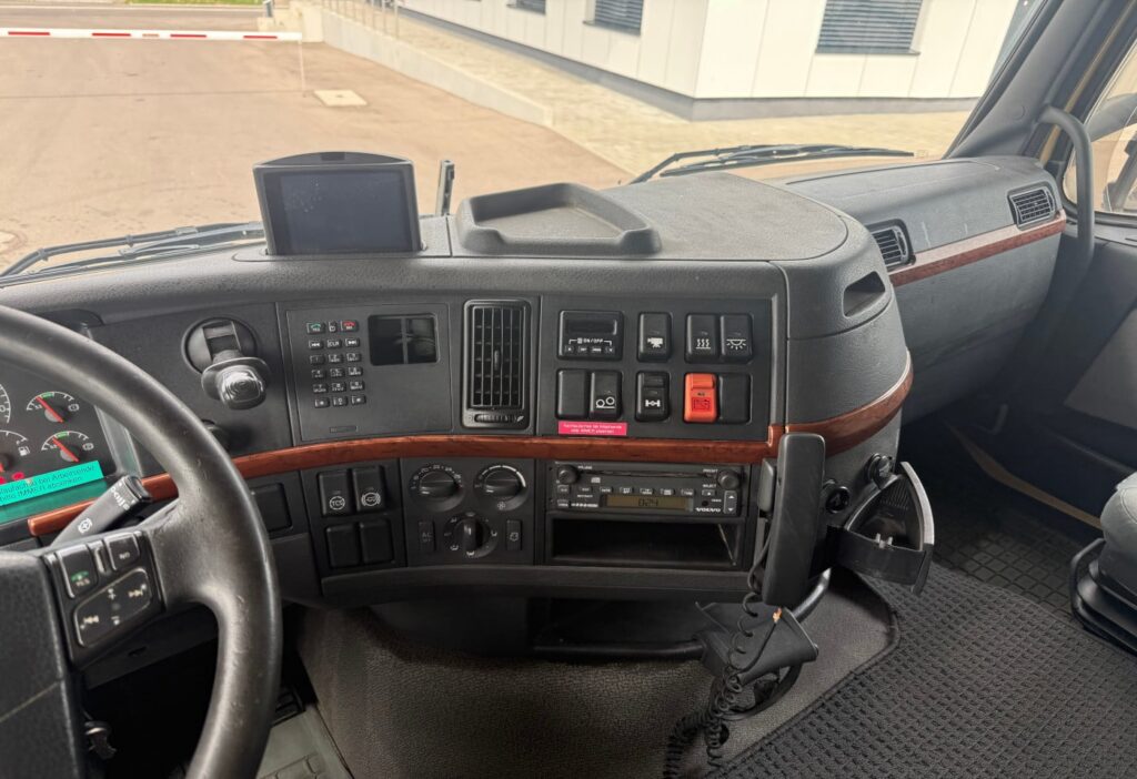 2005 Volvo FH12-460 6x2 Brücke
