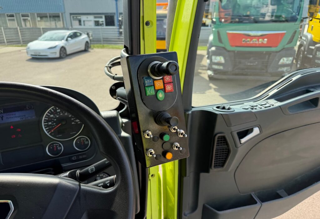 2013 MAN L2007 46.010 4×2 Kehrmaschine