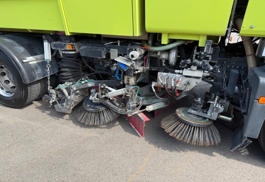2013 MAN L2007 46.010 4×2 Kehrmaschine