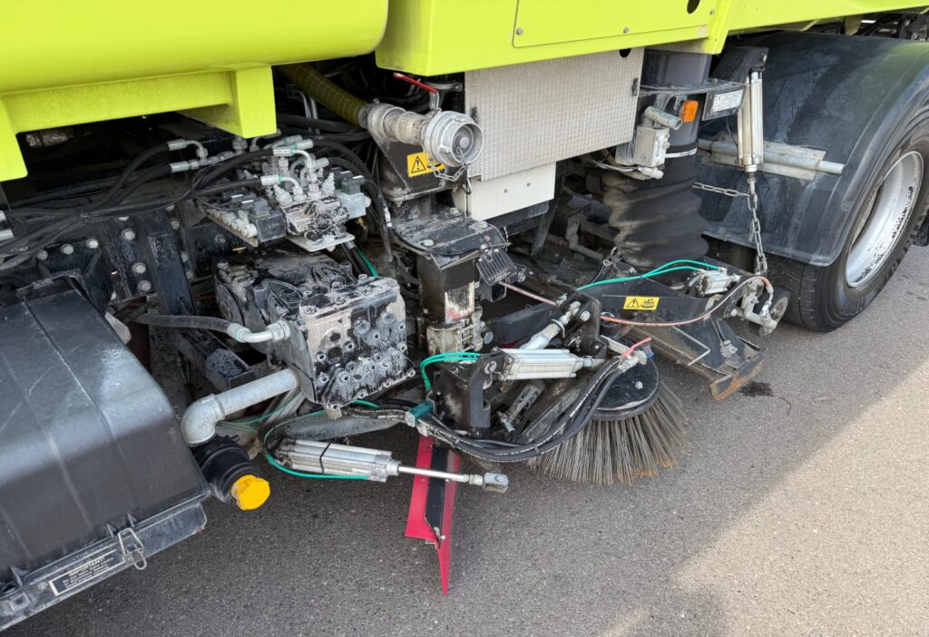 2013 MAN L2007 46.010 4×2 Kehrmaschine