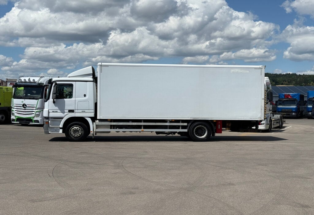 2009 Mercedes-Benz Actros 1836 4x2 Koffer / HB