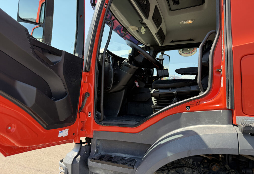 2017 Mercedes-Benz Arocs 3243 8x4 3-SK