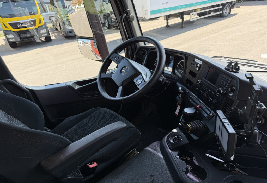 2017 Mercedes-Benz Arocs 3243 8x4 3-SK