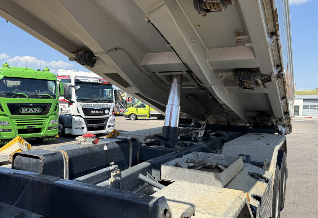 2017 Mercedes-Benz Arocs 3243 8x4 3-SK