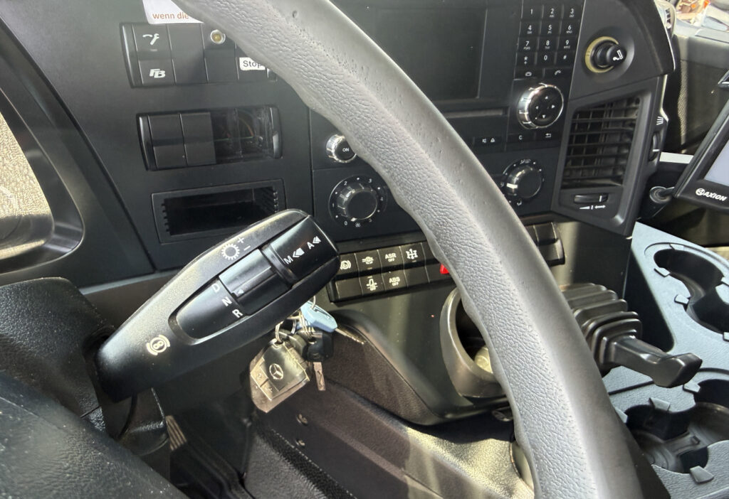 2017 Mercedes-Benz Arocs 3243 8x4 3-SK