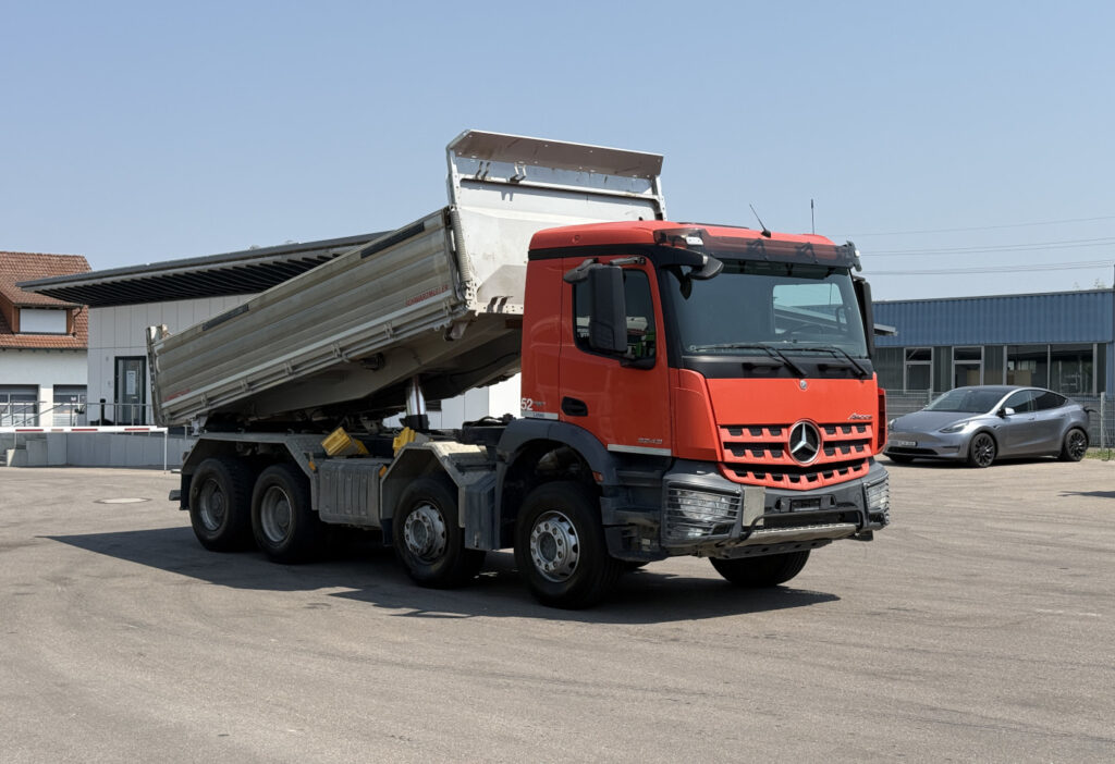 2017 Mercedes-Benz Arocs 3243 8x4 3-SK