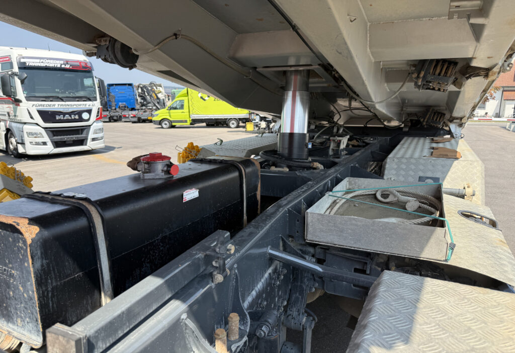 2017 Mercedes-Benz Arocs 3243 8x4 3-SK