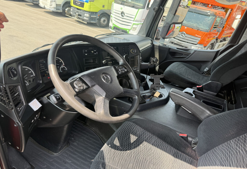 2017 Mercedes-Benz Arocs 3243 8x4 Schwarzmüller