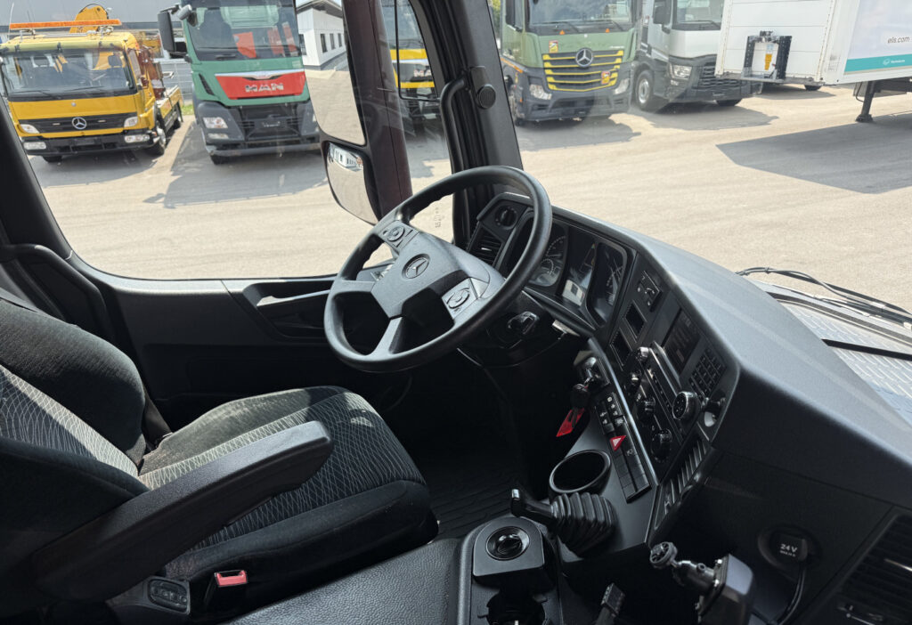2017 Mercedes-Benz Arocs 3243 8x4 Schwarzmüller
