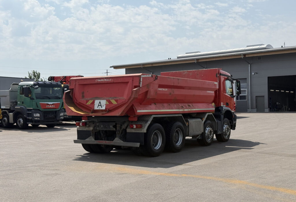 2017 Mercedes-Benz Arocs 3243 8x4 Schwarzmüller