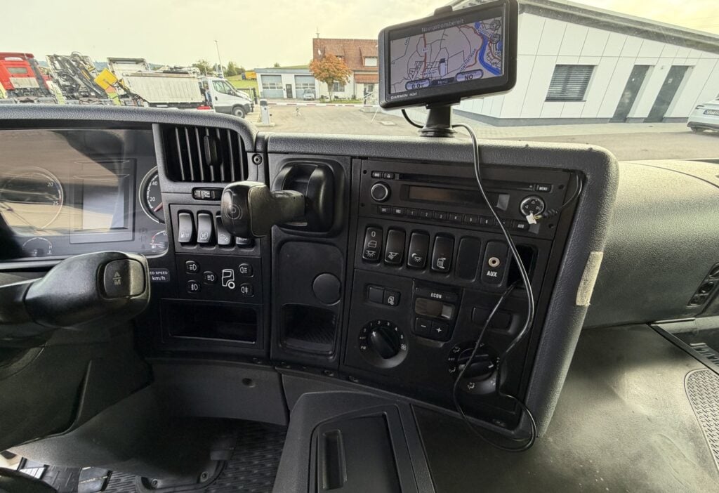 2010 SCANIA P320