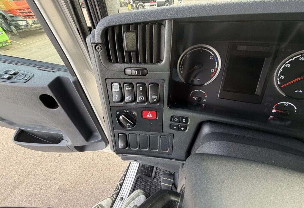 2010 SCANIA P320