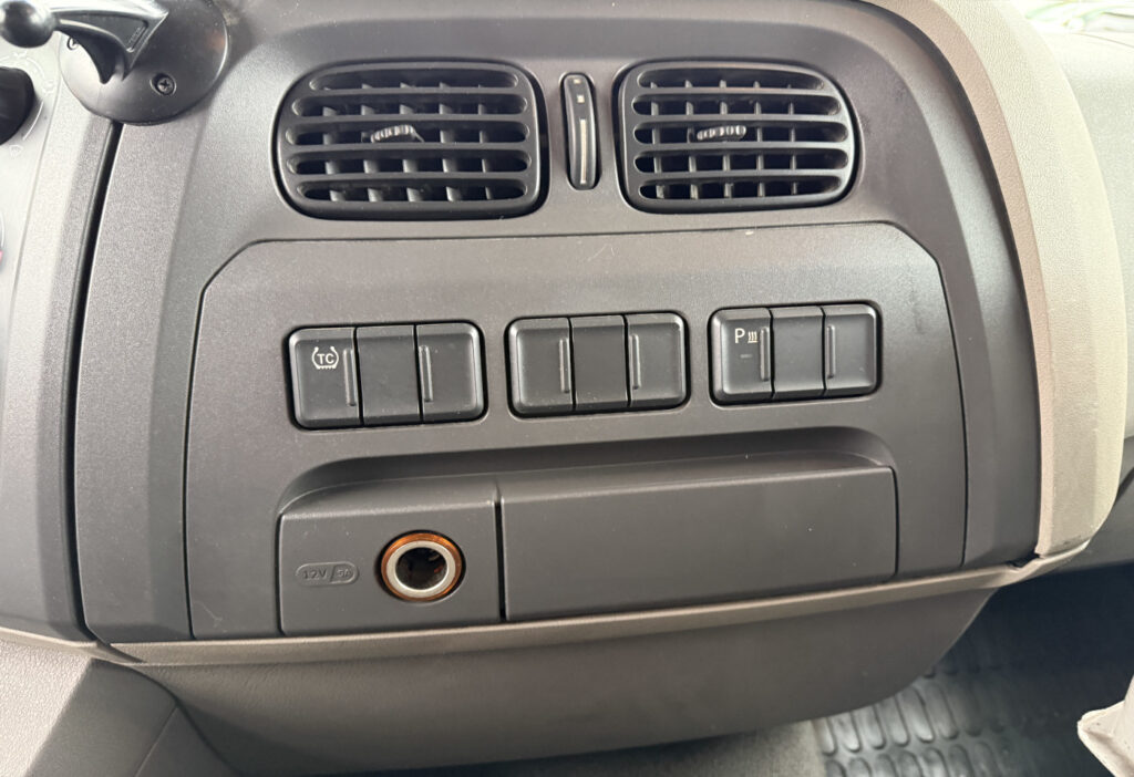 2016 DAF LF 220 108 4x2 Blache