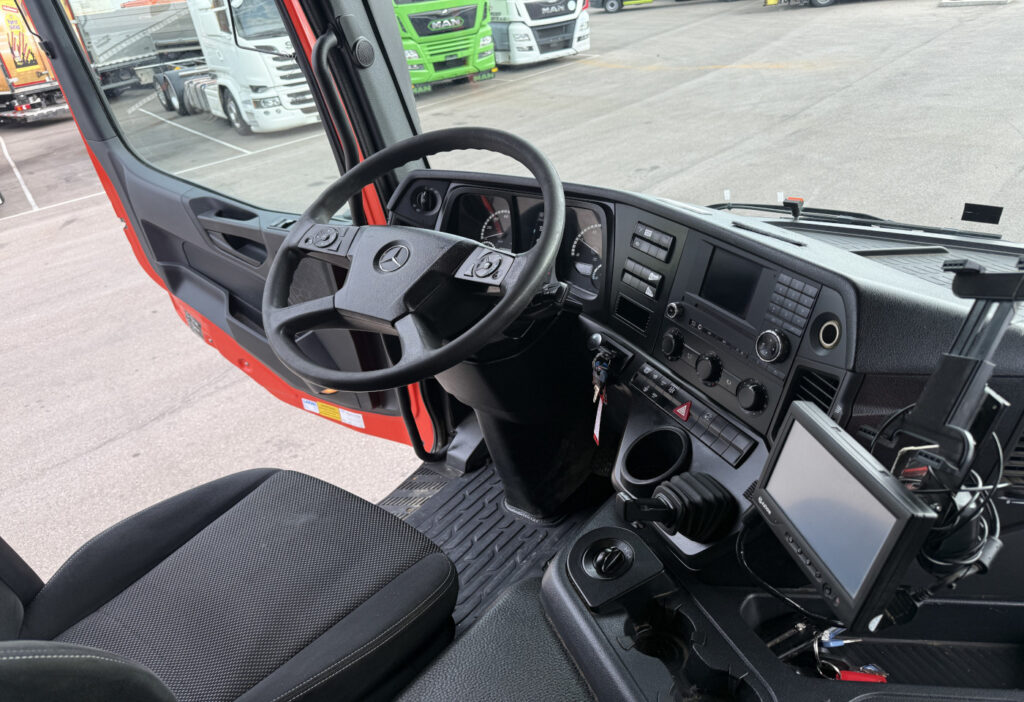 2017 Mercedes-Benz Arocs 3243 8x4 3-SK